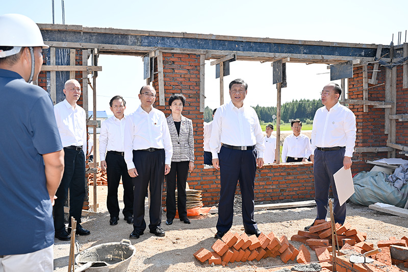 9月6日至8日，中共中央总书记、国家主席、中央军委主席习近平在黑龙江考察。这是7日上午，习近平在遭受洪涝灾害的哈尔滨尚志市老街基乡龙王庙村，察看水毁房屋重建情况。