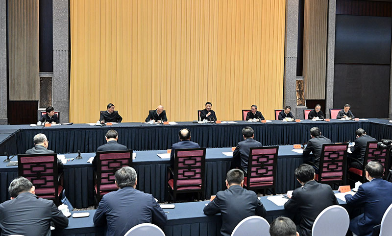 11月30日上午，中共中央总书记、国家主席、中央军委主席习近平在上海主持召开深入推进长三角一体化发展座谈会并发表重要讲话。