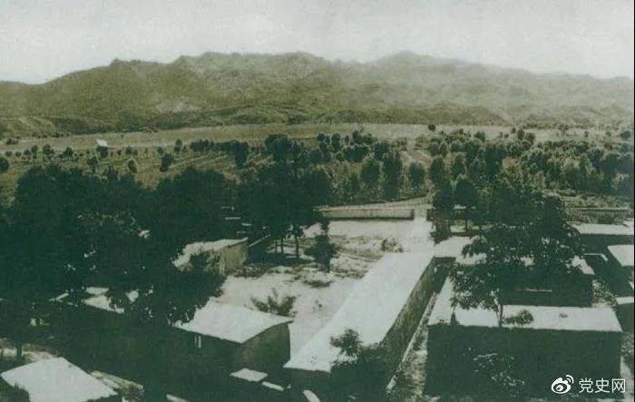 1948年5月，中共中央和人民解放军总部由陕北迁到河北平山县西柏坡。图为中央领导人办公处所俯瞰。